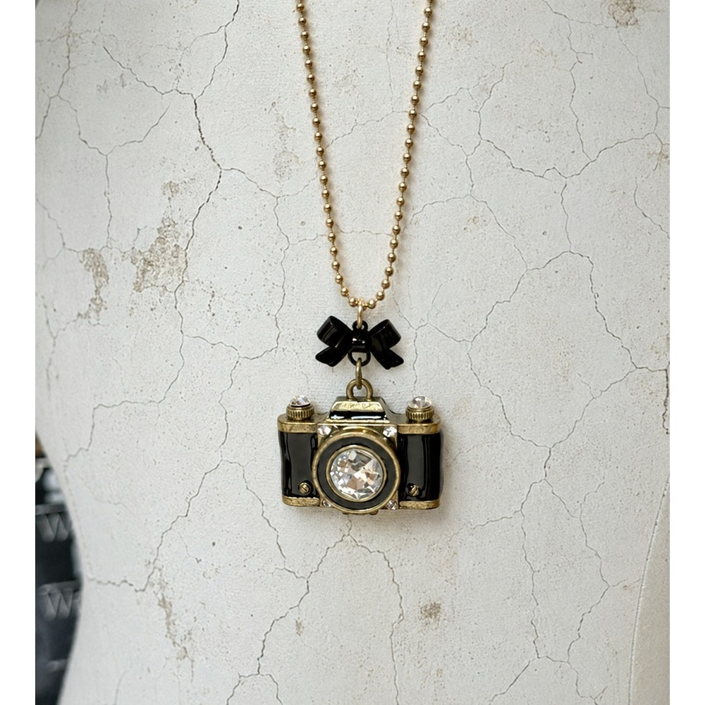 Vintage Betsey Johnson Y2K Camera Pendant Necklace Black Enamel Bow Crystal NWT - Picture 2 of 8